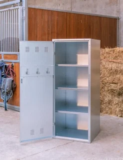 Armoire pour couverture d'équitation
