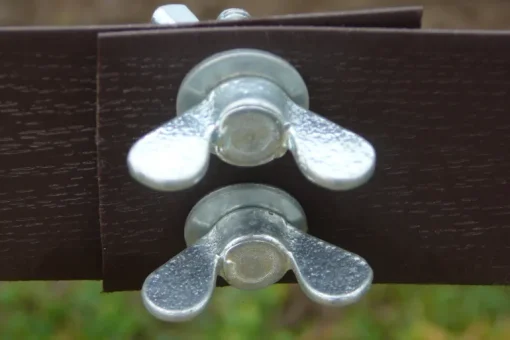 Vis papillon de connexion pour ruban polyéthylène